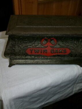 Vtg Advertising Maple Oaks tobacco mixture Humidor tin very good shape